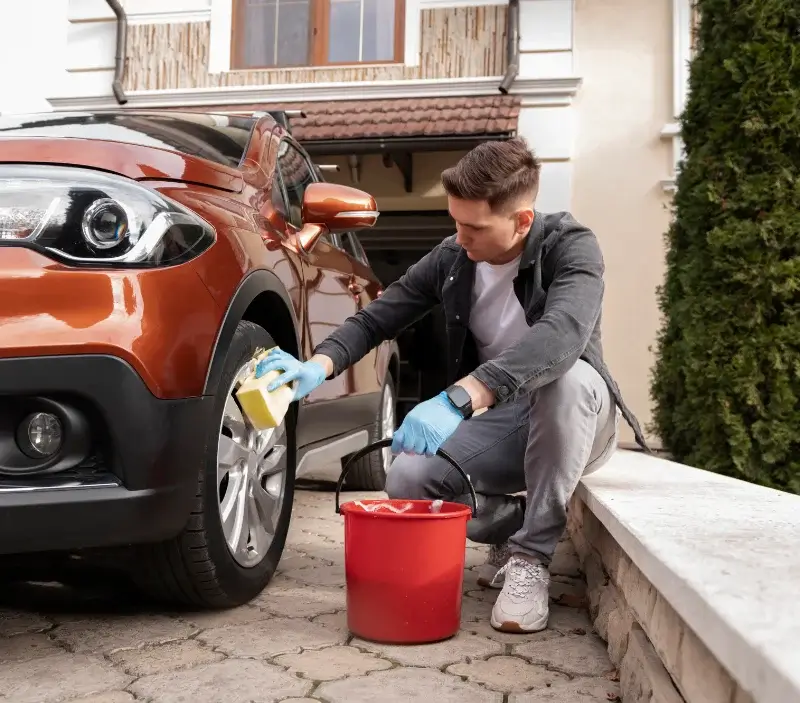 Lavage auto à domicile Monlezun : professionnel intervenant sur un véhicule